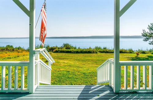 Nordland Cottage | Dog-friendly waterfront home with private hot tub, views & wood stove