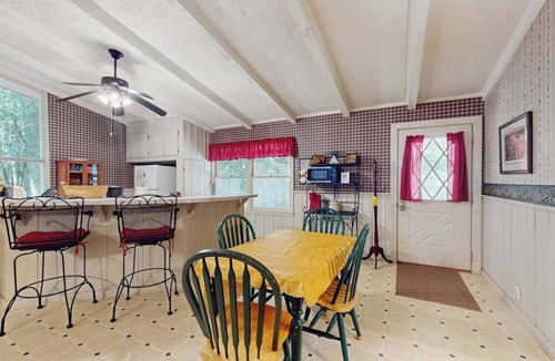 Cashes Valley Cabin | Dogwood Creekside Stay