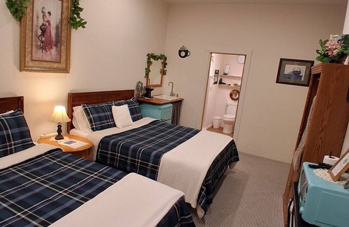 Salmon Hotel | Double Queen Room