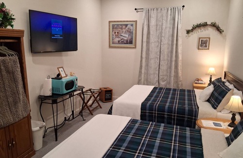 Salmon Hotel | Double Queen Room