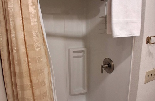 Salmon Hotel | Double Queen Room
