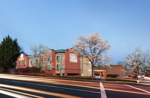 Tigard Hotel | DoubleTree by Hilton Hotel Portland - Tigard