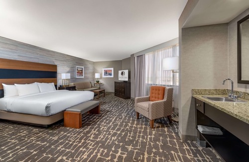 Aurora Hotel | DoubleTree by Hilton Denver - Aurora