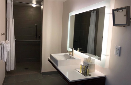 South Central Omaha Hotel | DoubleTree by Hilton Omaha Southwest