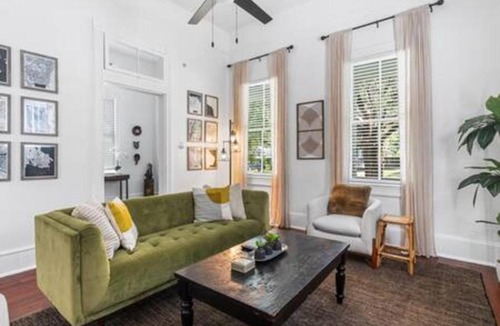 Mobile House | Downtown 3BR Cottage: 5m Walk Pets OK