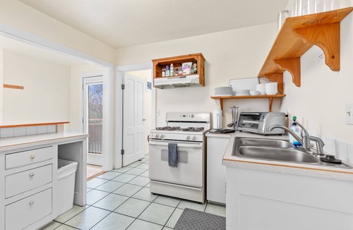 Ashland House | Downtown Ashland House - Walk to Plaza and OSF!