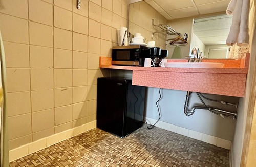 Cedar Falls Apartment | Downtown CF Studio - Free Gated Parking! 516