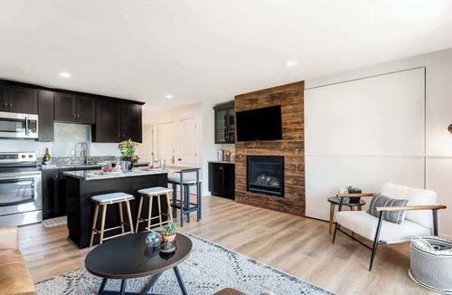 Bend Condo | Downtown condo with a view and hot tub access