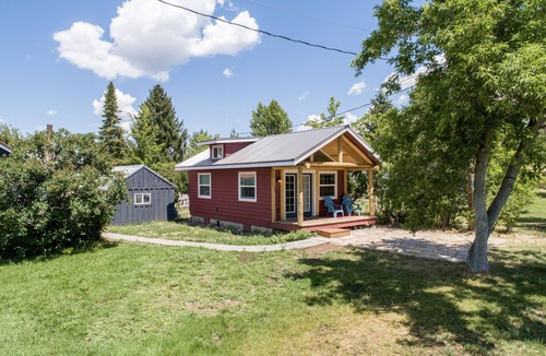 Victor Cabin | Downtown Cozy Red Cabin