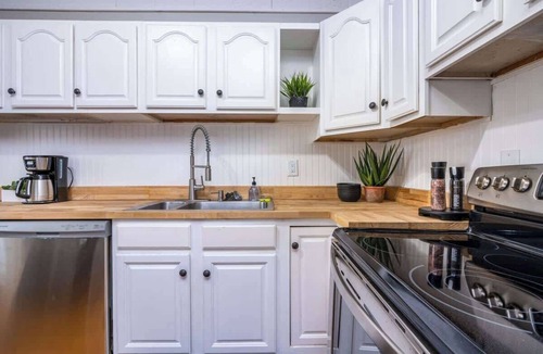 Downtown House | Downtown Delight I 4 BR & 2 BA I Sleeps 16