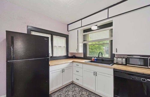 Downtown House | Downtown Doozy I 4Br I 1.5 Ba