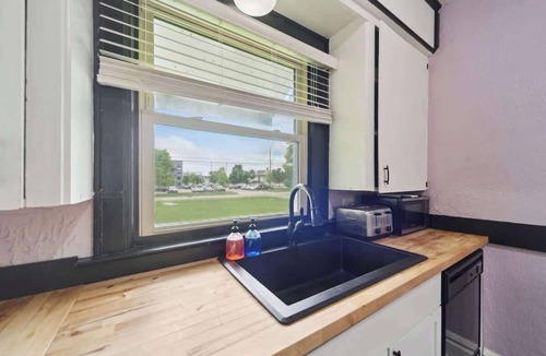 Downtown House | Downtown Doozy I 4Br I 1.5 Ba