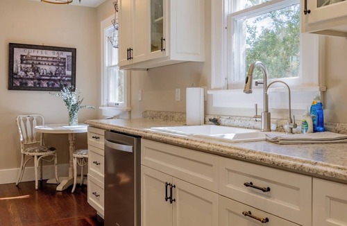 Cody House | Downtown Farmhouse- Near historic downtown Cody, Pet Friendly, Family Home