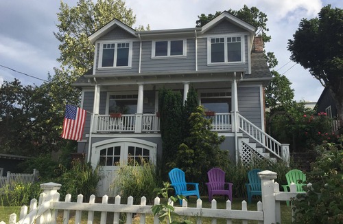 Hood River House | Downtown Hood River View Bungalow with HOT TUB, WIFI, A/C