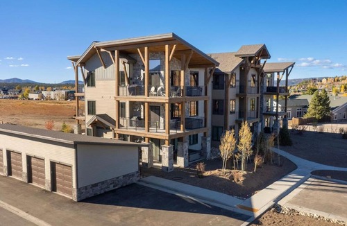 Fraser House | Downtown HOT TUB Walkable