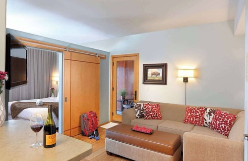 Jackson Hotel | Downtown Jackson - 1 Bedroom Miller Park Deluxe Suite
