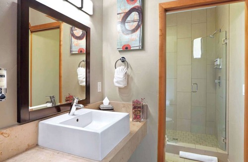 Jackson Hotel | Downtown Jackson - 1 Bedroom Miller Park Deluxe Suite