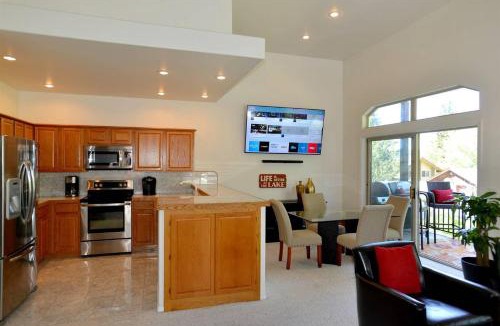 McCall House | Downtown Lakeview Villa Townhome by Casago McCall - Donerightmanagement