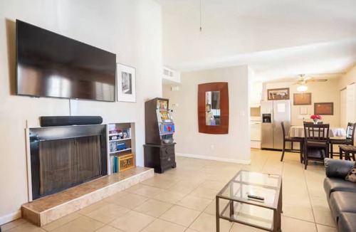 Laughlin House | Downtown Laughlin, Steps to the Casinos & River, Pet Friendly Monthly rental