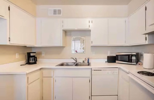 Laughlin House | Downtown Laughlin, Steps to the Casinos & River, Pet Friendly Monthly rental