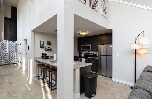 Downtown Des Moines Apartment | Downtown Loft Skyline View 2BR