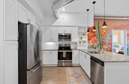 Sobro Apartment | Downtown Nashville - Rooftop POOL - 10 min Walk to Broadway! Sleeps 8
