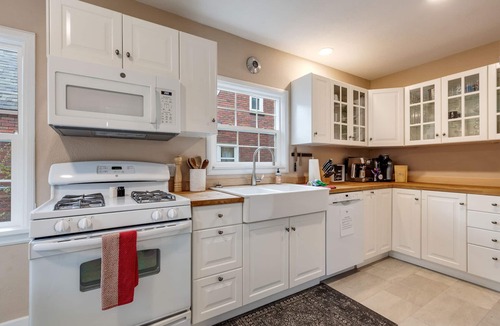 Garden District House | Downtown perfection! Newly updated! Family & Pet Friendly! Sleeps 11!