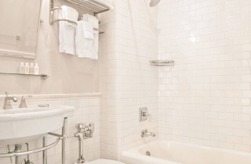 Goose Hollow Hotel | Downtown Retreat | 2 Modern Units | Pet-friendly | Near Pittock Mansion - 2 mi