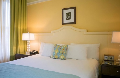 Goose Hollow Hotel | Downtown Retreat | Pet Friendly | Close to Powell's City of Books - 0.4 mi