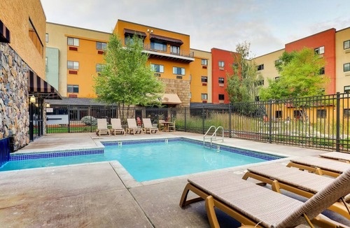Sioux City Hotel | Downtown Sioux City Stay | Extended Stay King Suite w/Kitchen & Living area