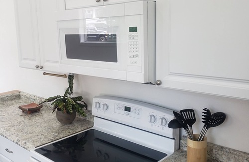 Roseburg House | Downtown Stay at the Blue Tiny Twin