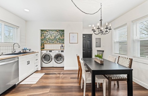 Troy House | Downtown “Troy House” Cozy Modern Renovated
