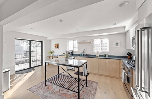 Bend House | Downtown Villa with Private Spa