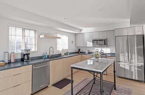 Bend House | Downtown Villa with Private Spa