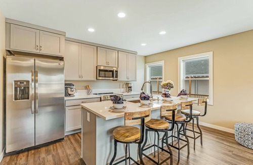 Poulsbo Condo | Downtown, Waterfront Condo with High-Speed WiFi, Bay Views, and Washer/Dryer!
