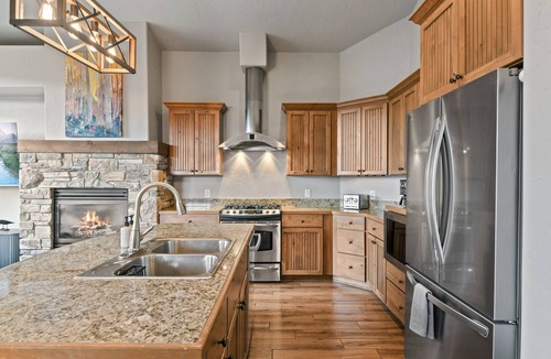 Bear Crossing House | Downtown WP Villa 745 I Private Hot Tub I Great Views I Bunk Room I Discounted Attractions