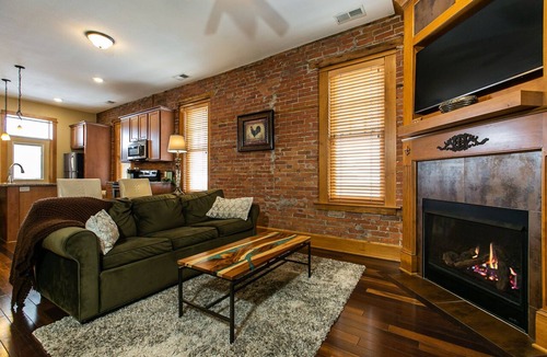 Dubuque Apartment | Drake House- Fleur De Lis (Private hot tub)