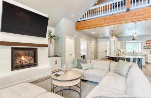 Oregon Water Wonderland House | Dream on the Deschutes River with private sauna game room & massage chairs