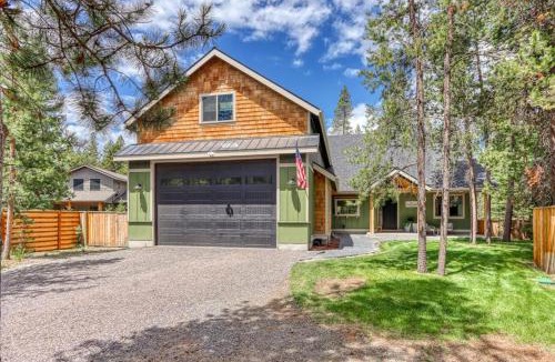 Oregon Water Wonderland House | Dream on the Deschutes River with private sauna game room & massage chairs