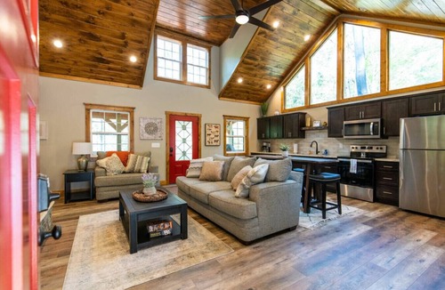 Rogers Cabin | Dreamscape- Hot Tub, Firepit, Private Hiking, WiFi, 4 mins to Natural Bridge