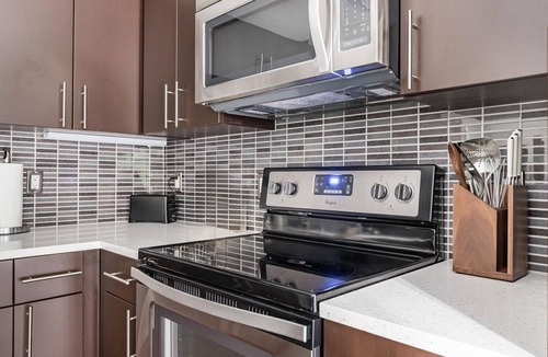 West Bellevue Apartment | Dreamy Bellevue 1BR w/Gym, Rooftop & W/D, nr Park, by Blueground