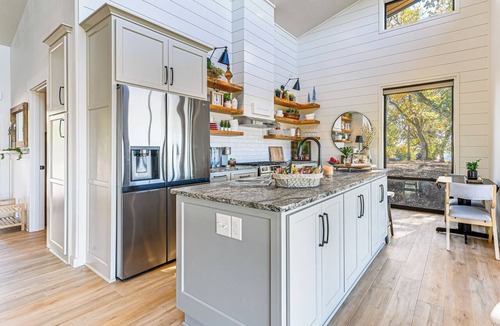 Roseburg Cottage | Dreamy Hilltop View: Roseburg Retreat w/Hot Tub!