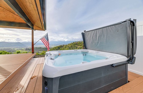 Roseburg Cottage | Dreamy Hilltop View: Roseburg Retreat w/Hot Tub!