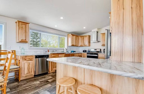 Sweetwater House | Dreamy retreat with golf course & lake views, near beach & boat launch amenities