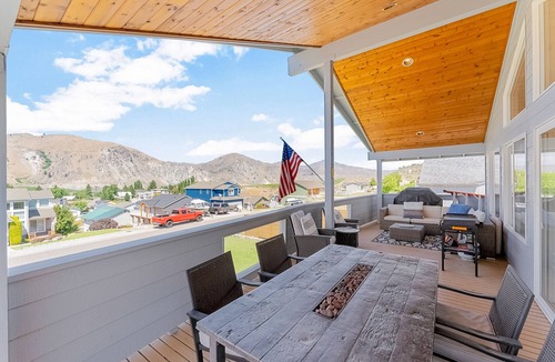 Orondo House | Drift Away Lake House | House in Orondo with lake view deck, pool, putting green