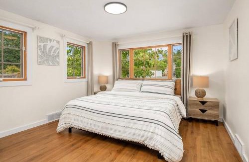 West Bellevue House | DT Bellevue Hidden Gem With a View & AC