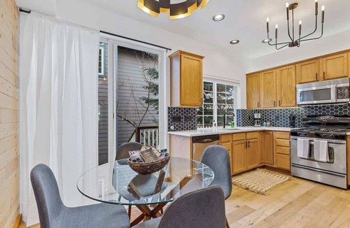 Southside House | DT Flag | Immaculate Design | AC | Pet-Friendly!