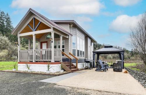 Oakland House | Dual-Cottage Getaway in Oakland w/Private Pond