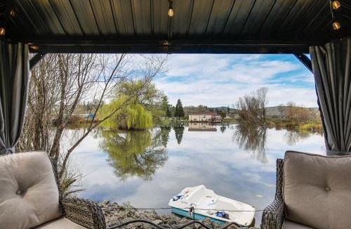 Oakland House | Dual-Cottage Getaway in Oakland w/Private Pond