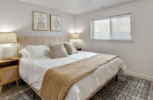 Springville House | Duplex Two Units, Large Backyard, King Bed!